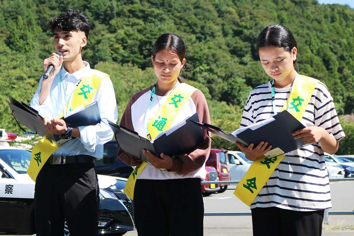 交通安全宣言を行う釜石市国際外語大学校日本語学科2年の(左から)カトワル スザンさん、ティアヤット ミナさん、シャヒ ドゥルガーさん