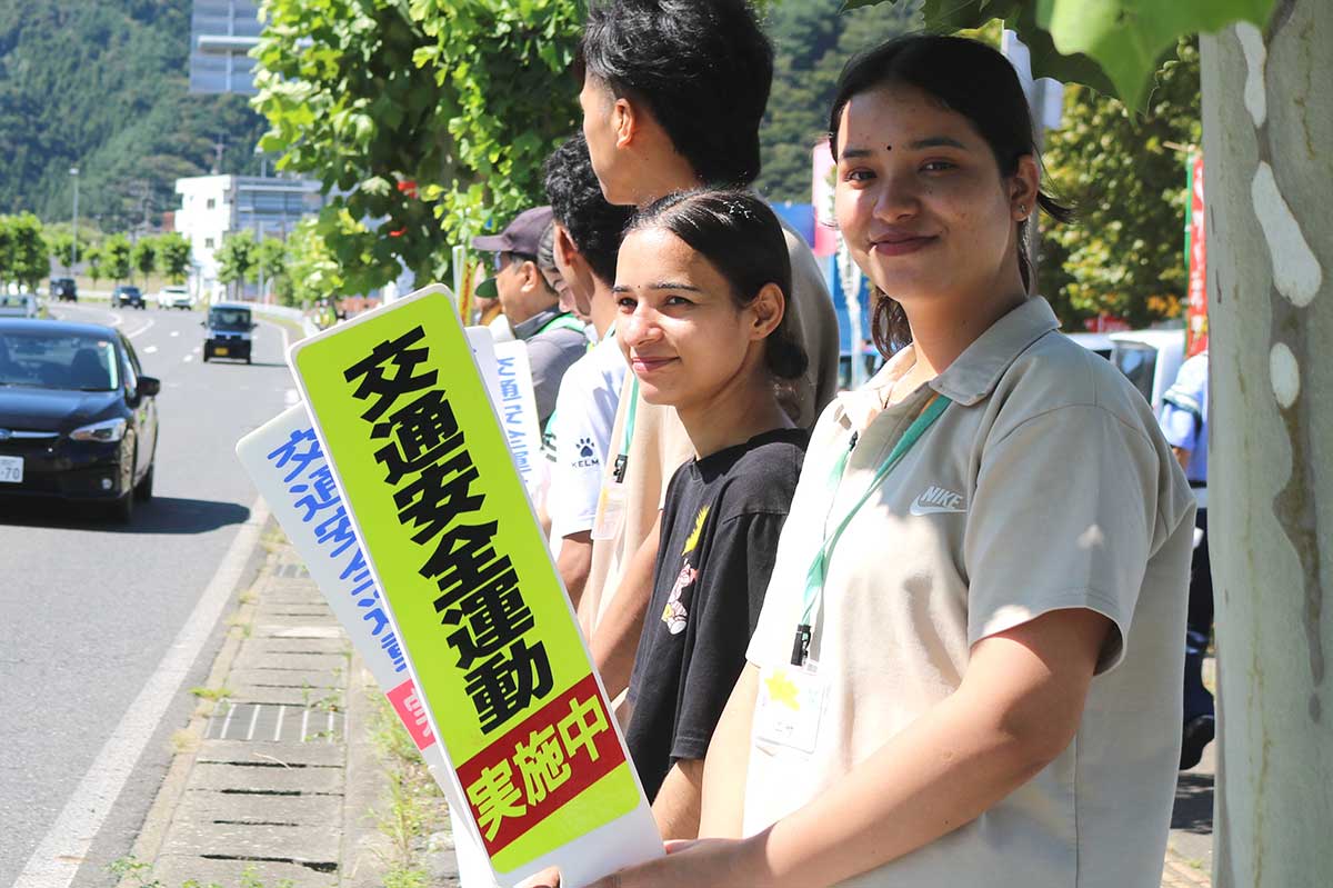 国道283号沿道ではハンドポップを使ってドライバーに安全運転を促した