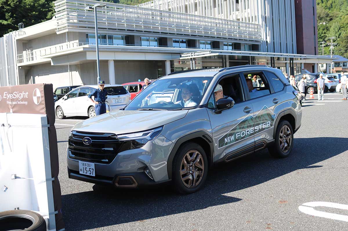 釜石警察署で開かれたサポカー体験会=19日