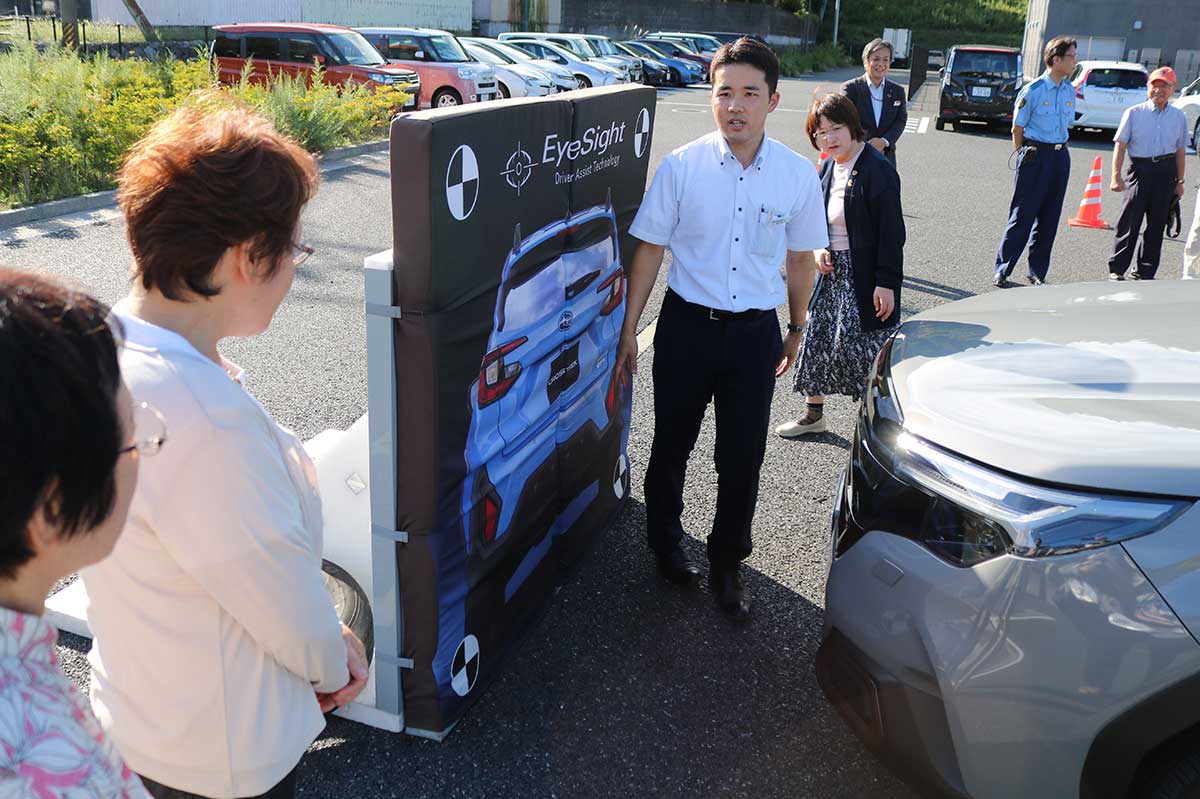 先行車に見立てたマットの約1メートル手前で止まり、衝突を回避