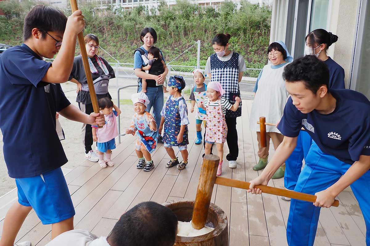 元気なかけ声で餅つきを応援する園児たち