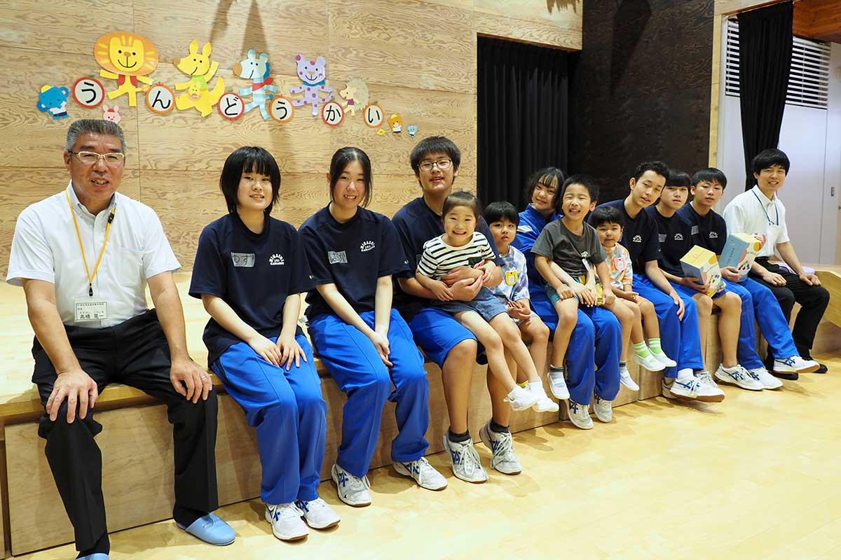 楽しい時間を過ごし笑顔を見せる園児、中学生ら