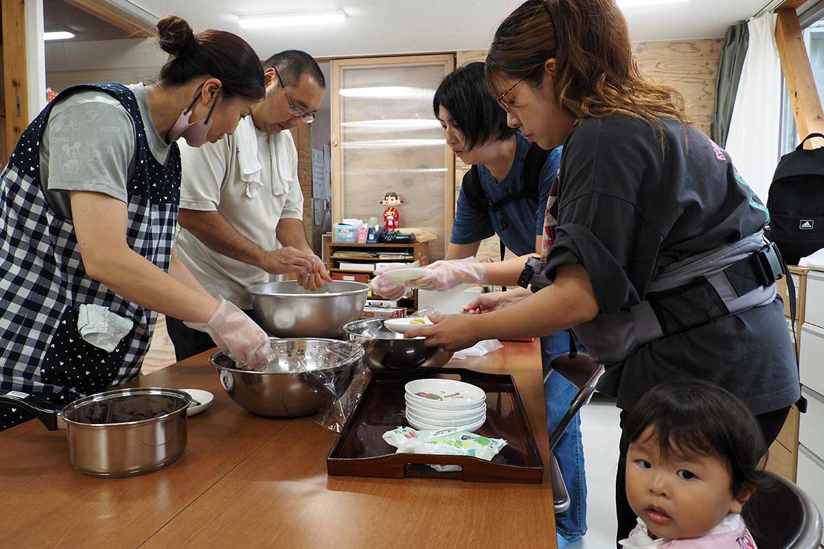 園行事の運営に協力する保護者。餅つき会でも力を発揮
