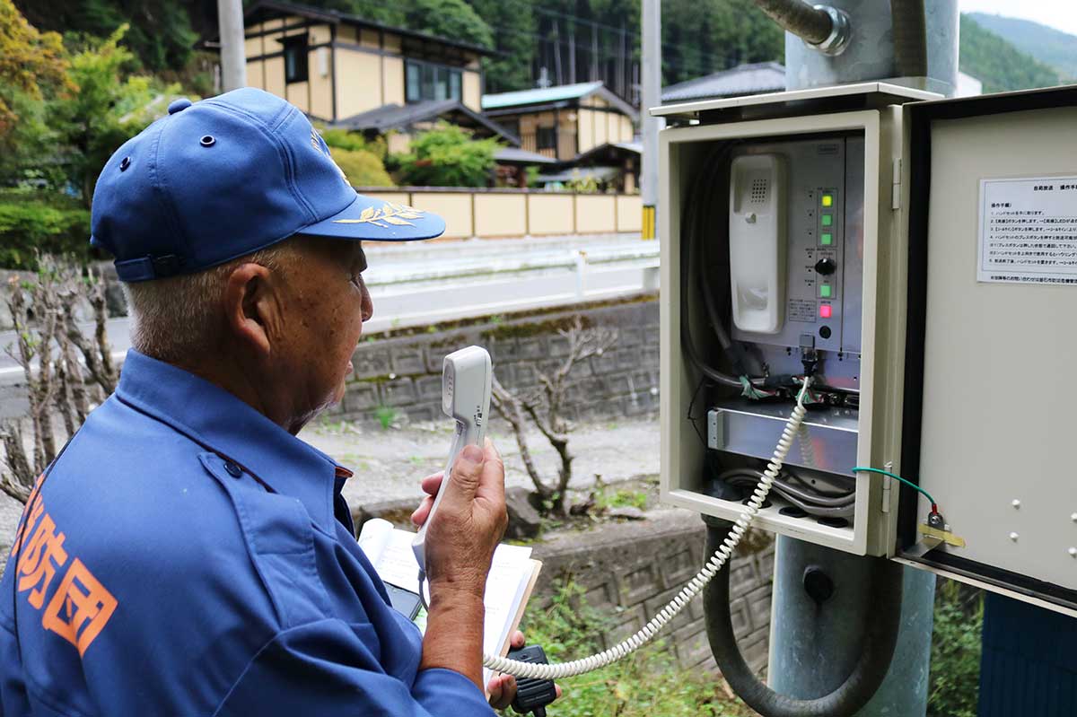 中小川町内会自主防災会の佐々木正雪会長が防災無線で避難を呼びかける