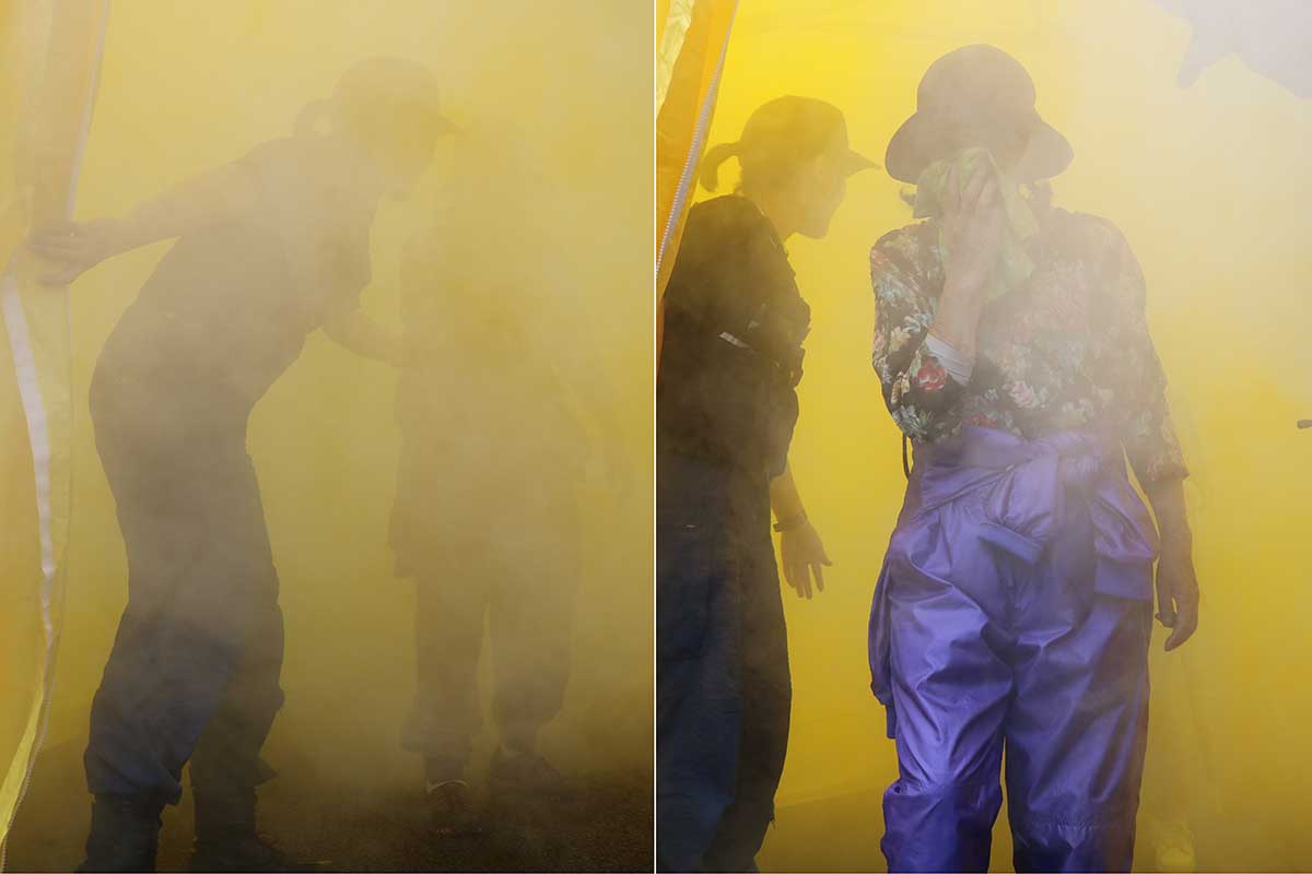 火災現場を再現。煙(訓練用)が充満するテントの中を歩く。前が見えず立ち止まってしまう人も…