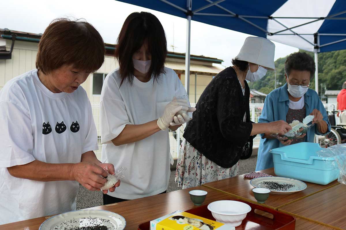 おにぎりをつくる炊き出し訓練は町内会婦人部を中心に実施