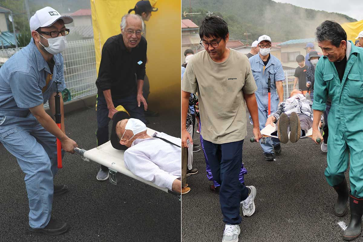 負傷者などを担架で運ぶ訓練