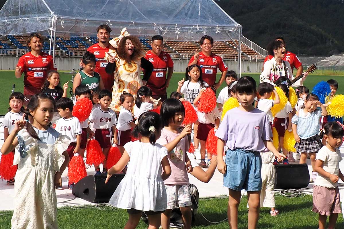 子どもや釜石SW選手も参加したアンダーバスのステージ