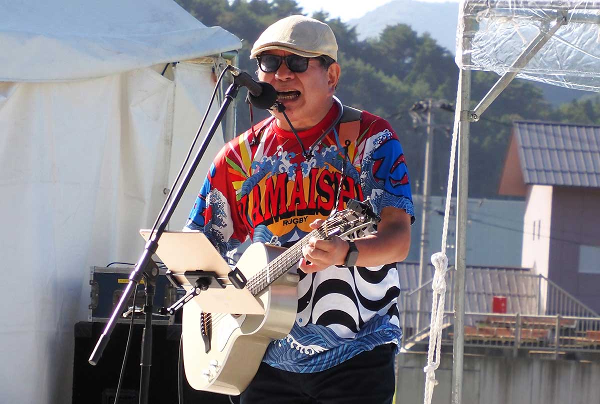 ギターの弾き語りで釜石への思いを熱く歌う長山時盛さん
