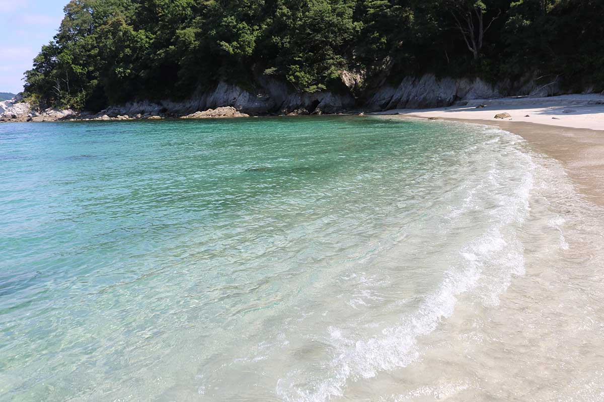 三陸ジオパーク内にある箱崎白浜の絶景ビーチ“小白浜”。手付かずの自然が残る