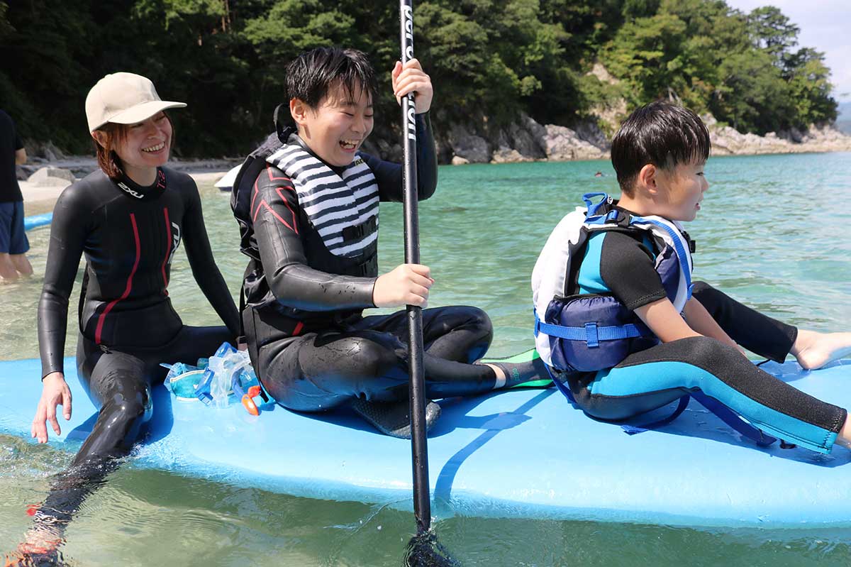 ボードに乗って、いざ大海原へ。ワクワク感いっぱい