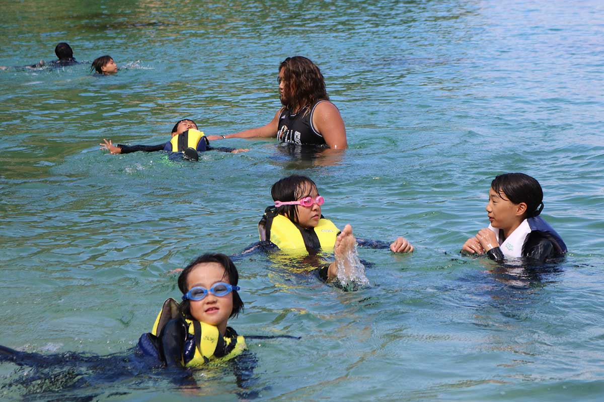 ライフジャケットを着用しているので浮くのも楽々。手足を伸ばして水に体を委ねる