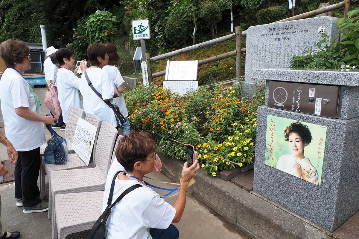 根浜海岸に立つ「おかえりなさい」の歌碑と音声装置