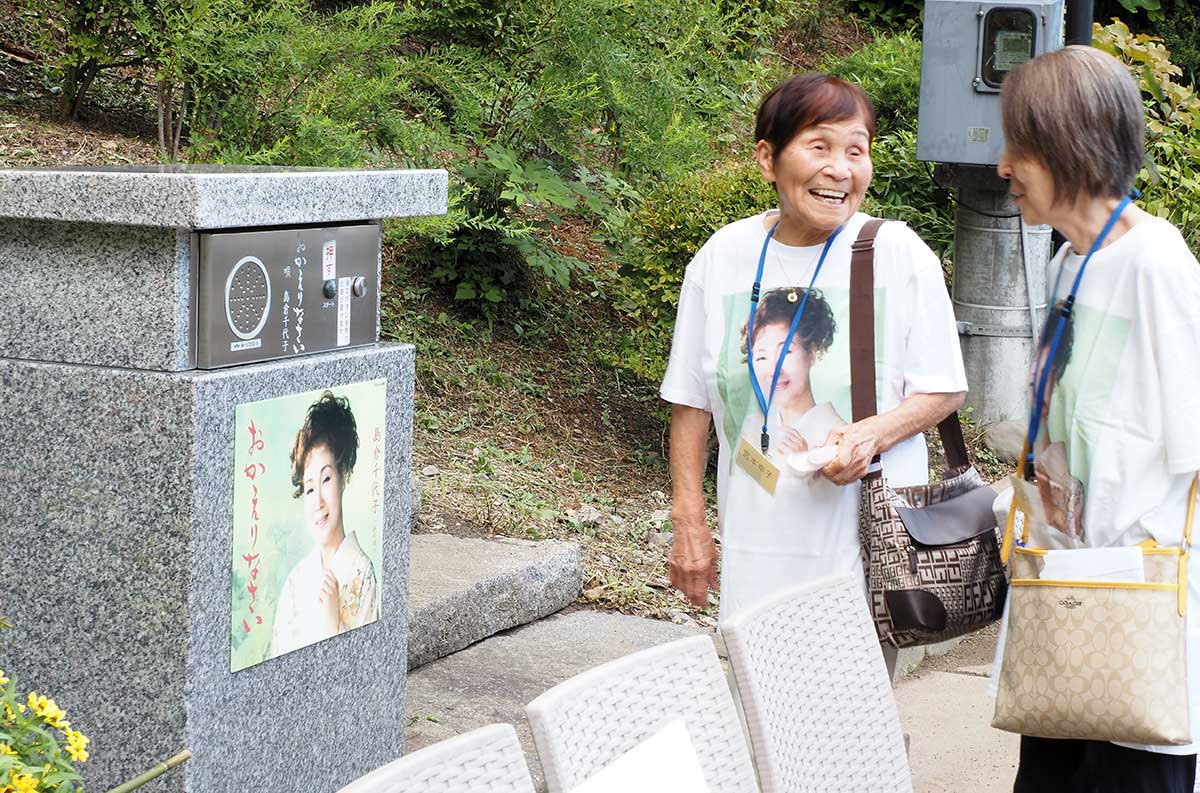 ボタンを押すと「おかえりなさい」が流れ、笑顔を見せるファン