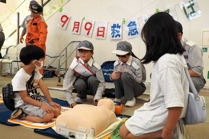 迷わず助けて！消防大好き小学生4人「一日救急隊長」 学んだ救命法