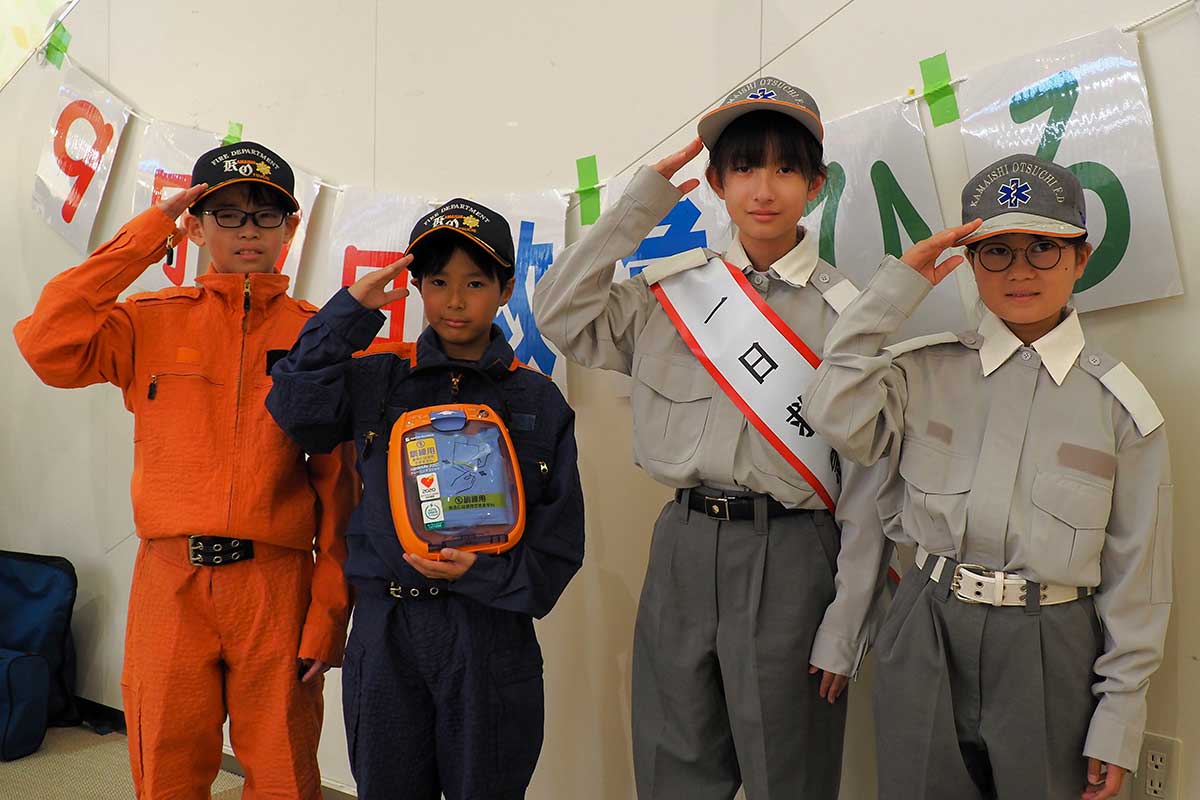 任務をやり遂げ頬を緩める「一日救急隊長」の小学生4人