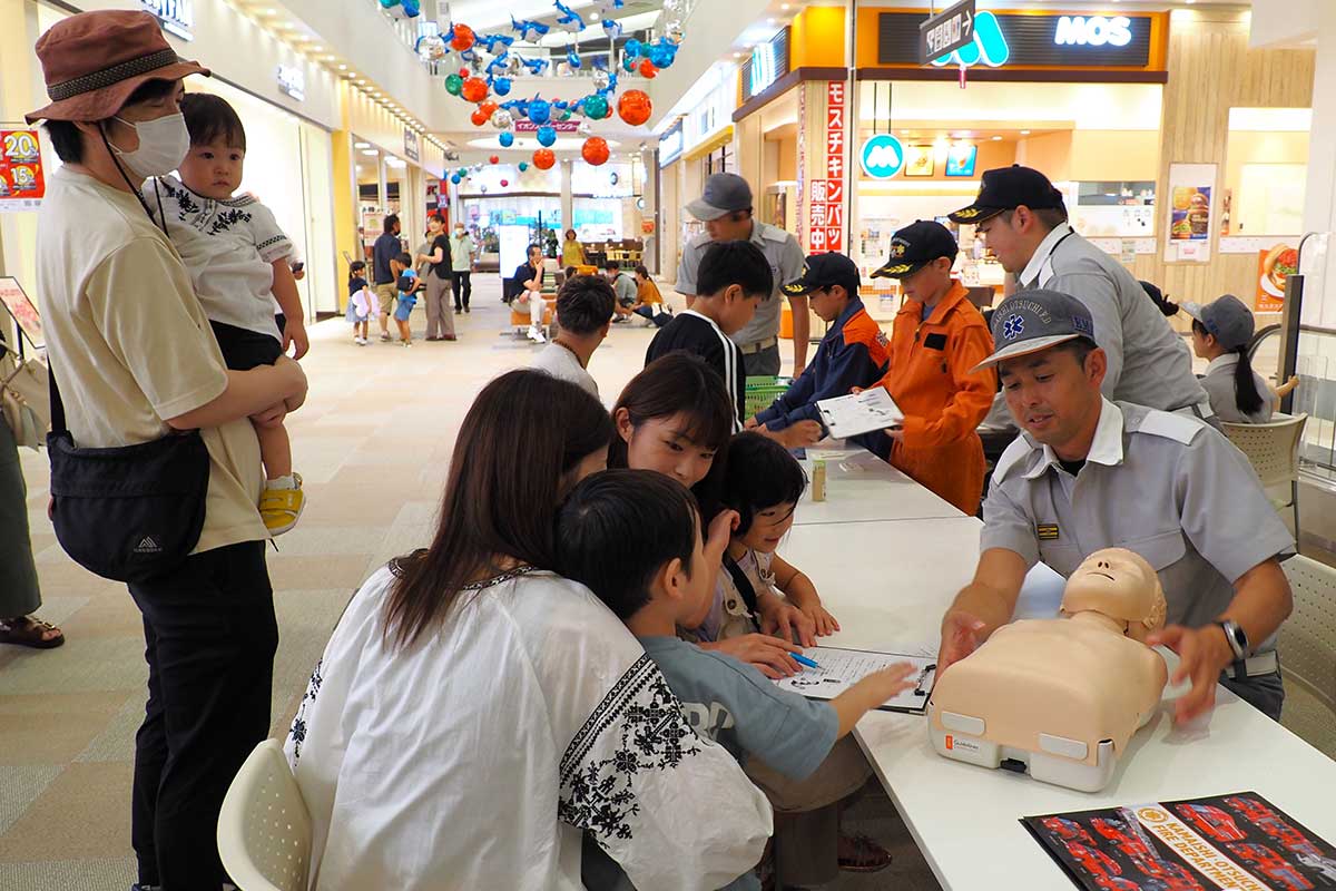 買い物客らが足を止めて体験した「救急ひろば」