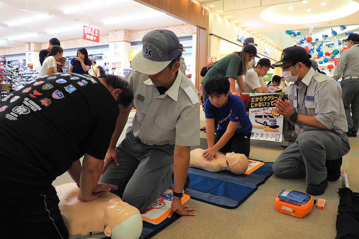 胸骨圧迫のポイントを丁寧に教える釜石消防署員