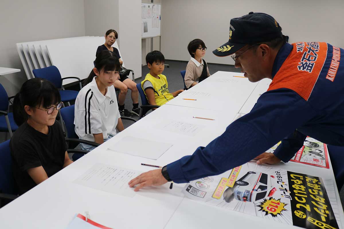 「一日救急隊長」を務める市内の小学生4人が防災無線の録音作業のため集まった