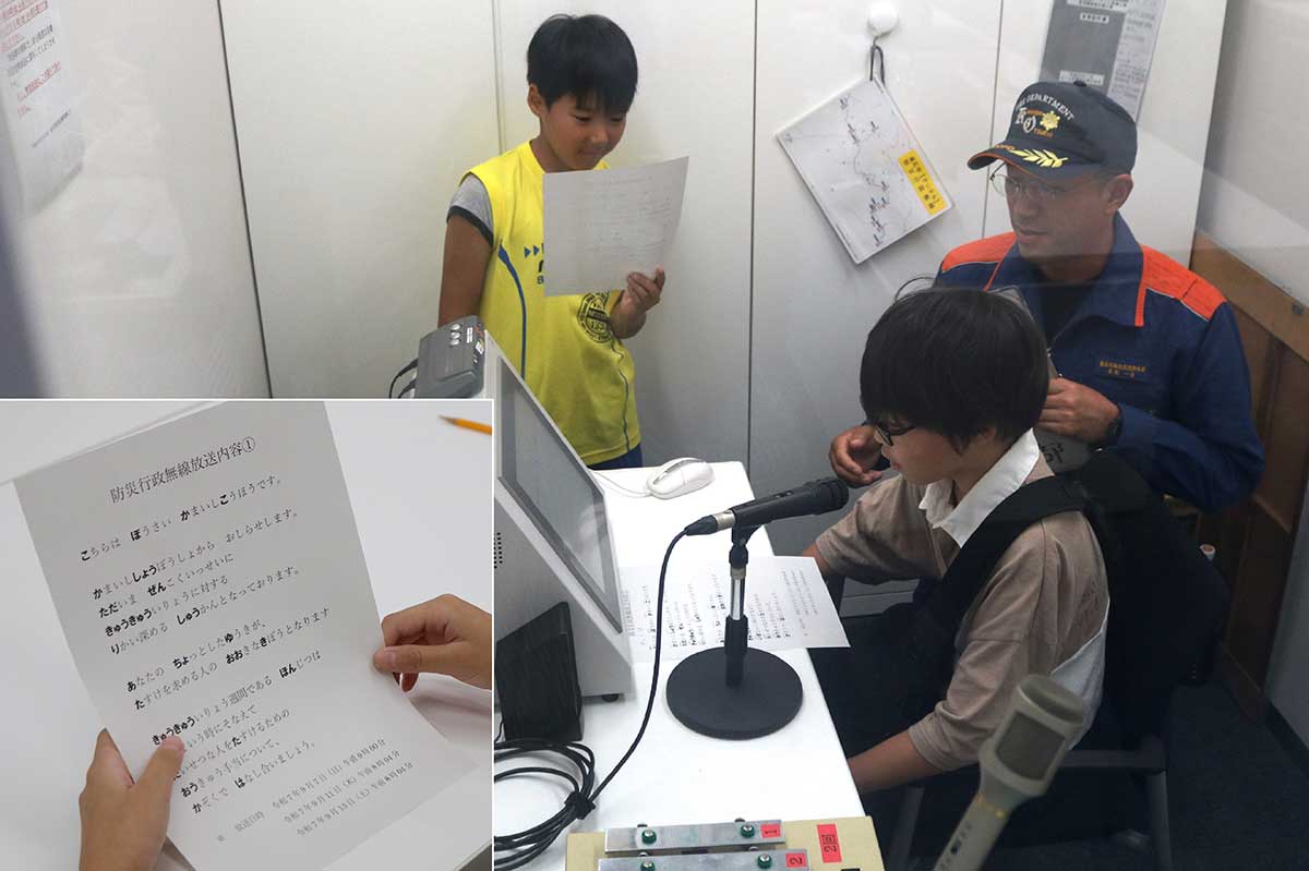 録音室に入り、広報文を読み上げる小学生。ちょっぴり緊張?