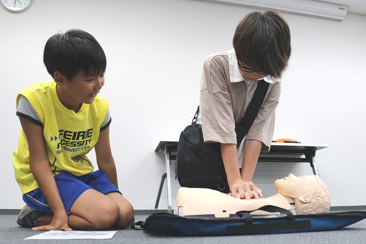 訓練用人形を使って胸骨圧迫(心臓マッサージ)に挑戦