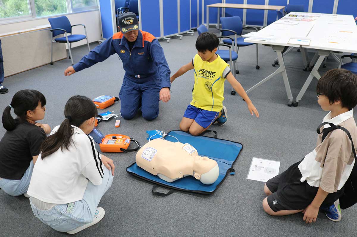 電気ショックの前には、傷病者に触れないよう周りの人に「離れて」と声がけする