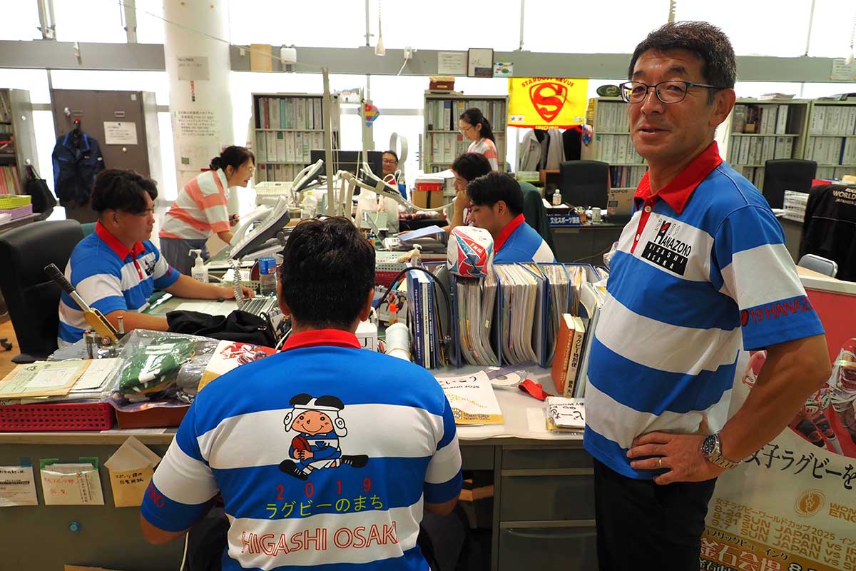 東大阪市のポロシャツを着用する釜石市文化スポーツ課の職員