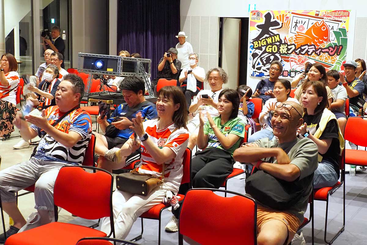 日本が初トライを決めた瞬間、歓喜に沸いたファンら