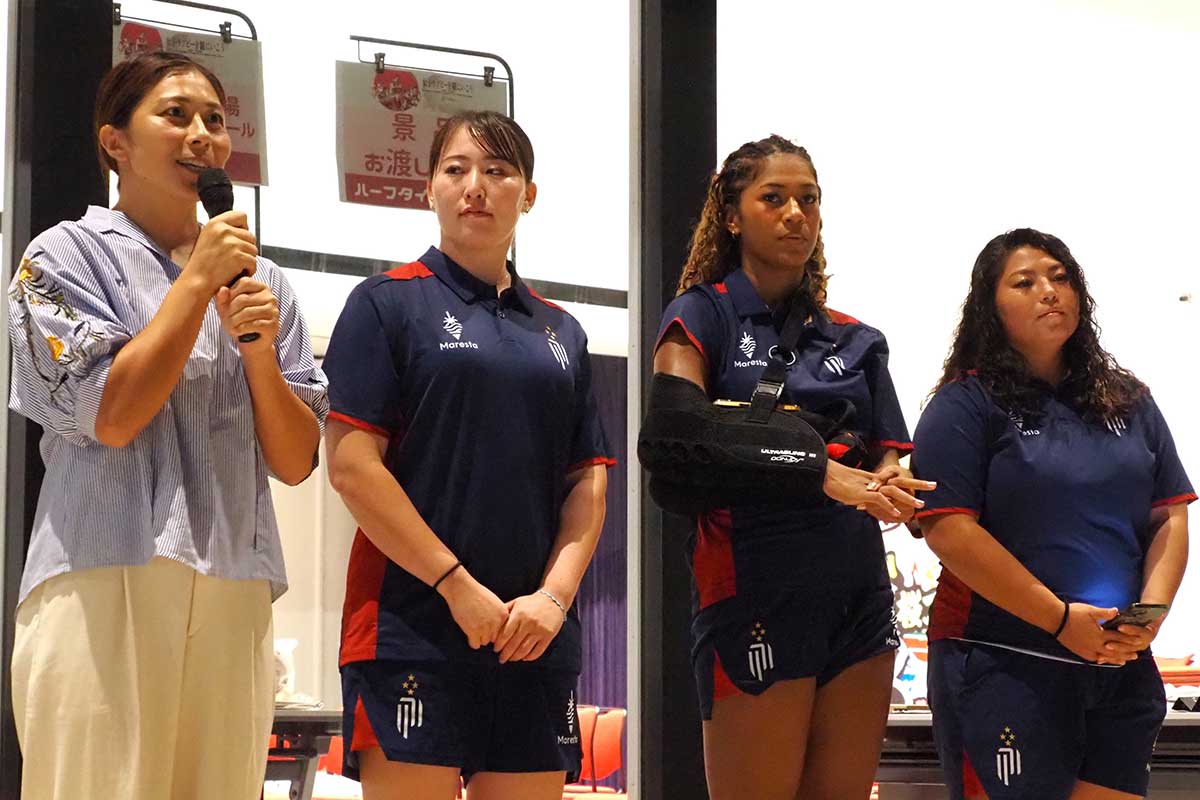 PV会場に駆け付けた(左から)平野恵里子さん、門脇桃子さん、大竹風美子さん、柏木那月さん