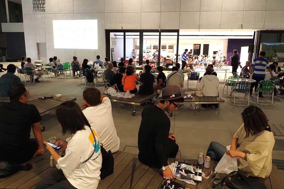 TETTOのホールと屋外広場を使って行われたPV