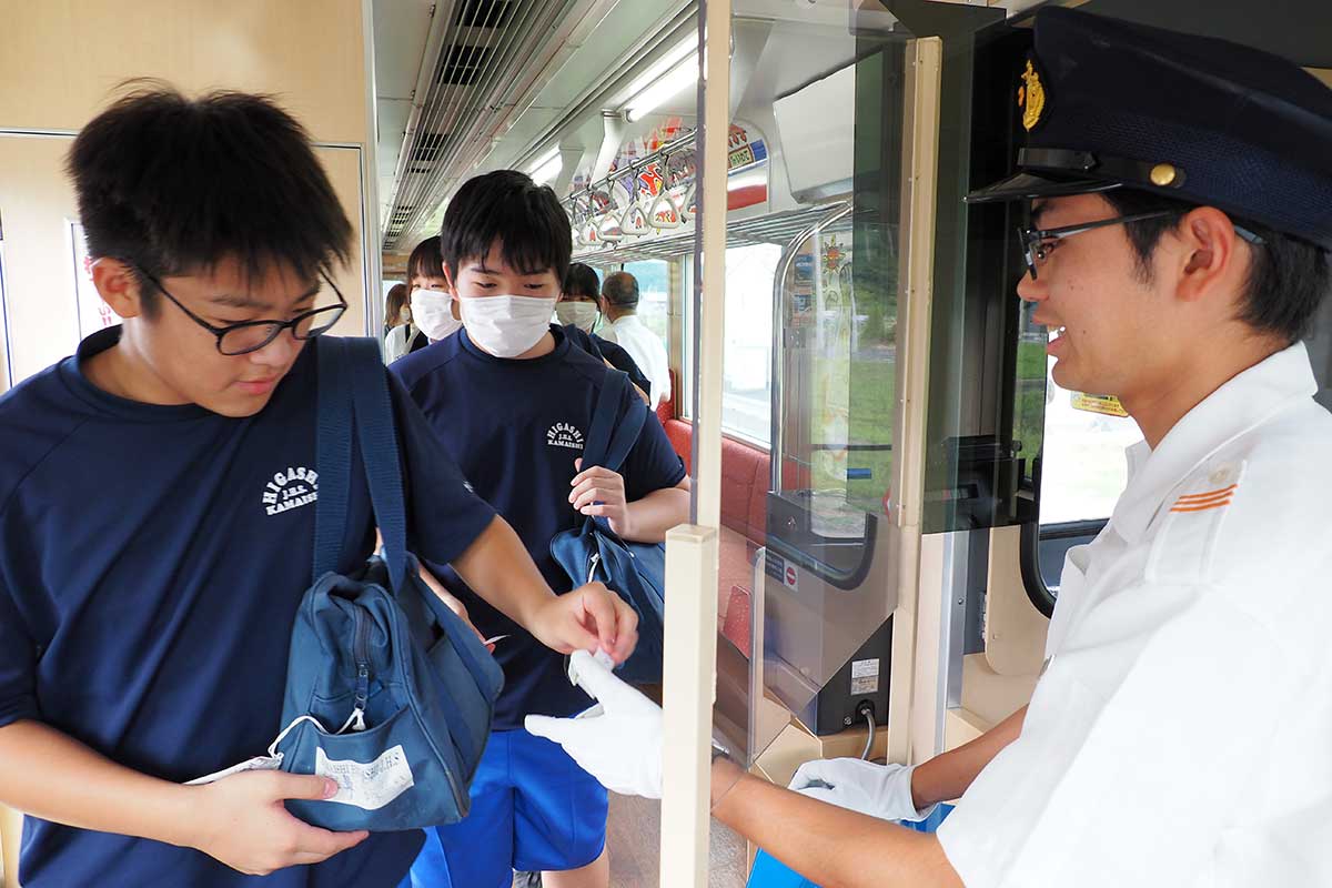 整理券と運賃（または乗車券）を運転士に渡して降車