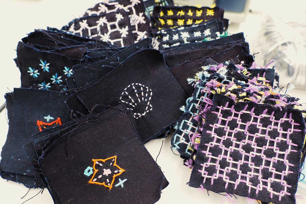 課題研究で生徒たちがつくった一目刺しの刺し子作品