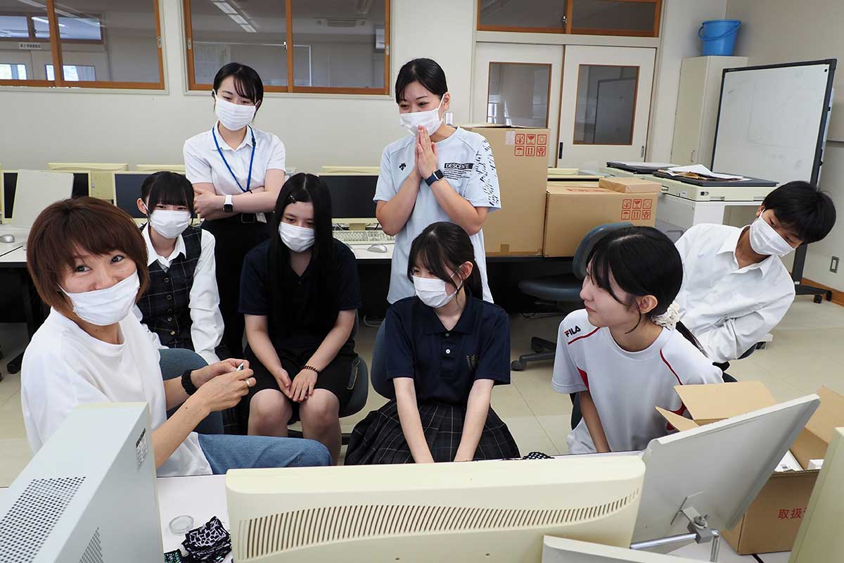 佐々木加奈子さん（手前左）に教わりながら作品づくりに挑戦中