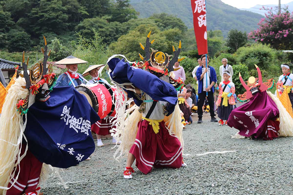 2頭の雄鹿が雌鹿を奪い合う「突き合い」。観衆の掛け声で最も盛り上がる演目