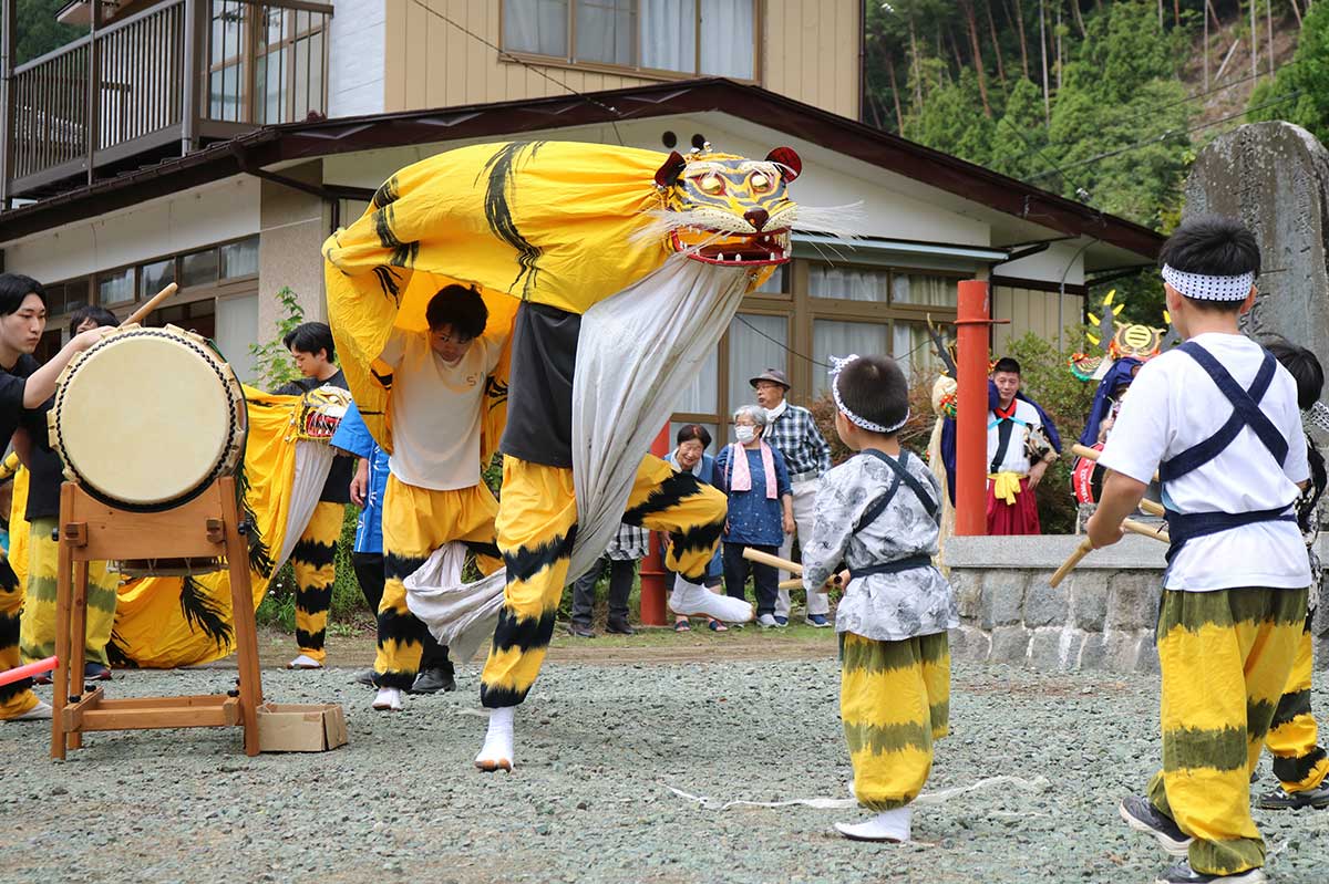 子どもや若者が力を発揮した「澤田虎舞」。虎が遊び戯れる様子を表現した「跳虎」