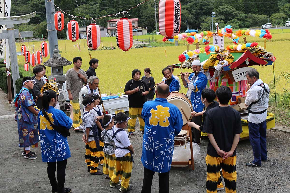 収穫期を迎えた黄金色の田んぼも祭り風景を彩る。秋祭りならではの光景