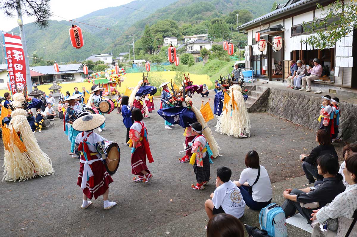 祭りを盛り上げる郷土芸能は地域の宝。神社境内が一気に華やぐ
