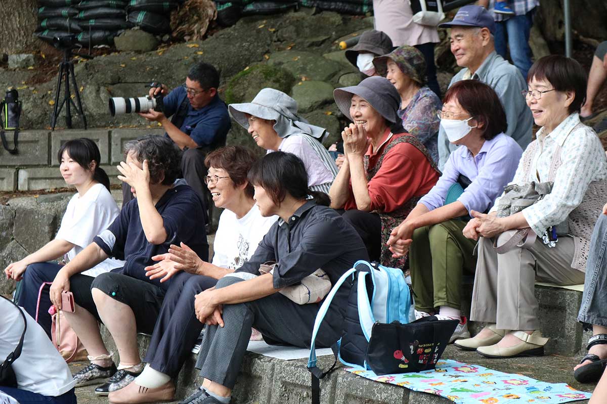 祭りを楽しむ見物客。昨年に続く郷土芸能披露に喜びの表情