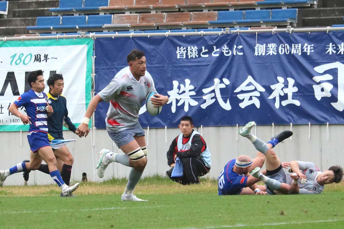 前半31分、釜石はオフロードパスなどでつなぎ、ロック、ベンジャミン・ニーニーがサイドから回り込んで中央にトライ