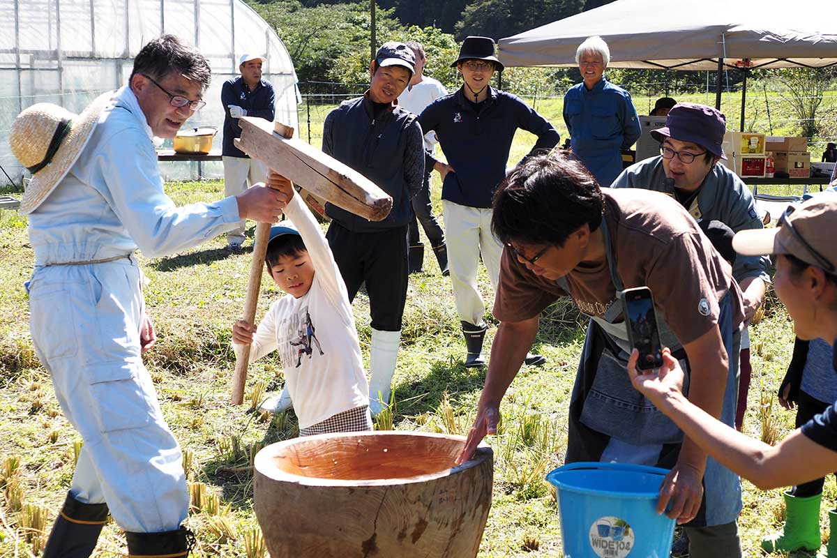 稲刈りの作業後には餅つきも楽しんだ