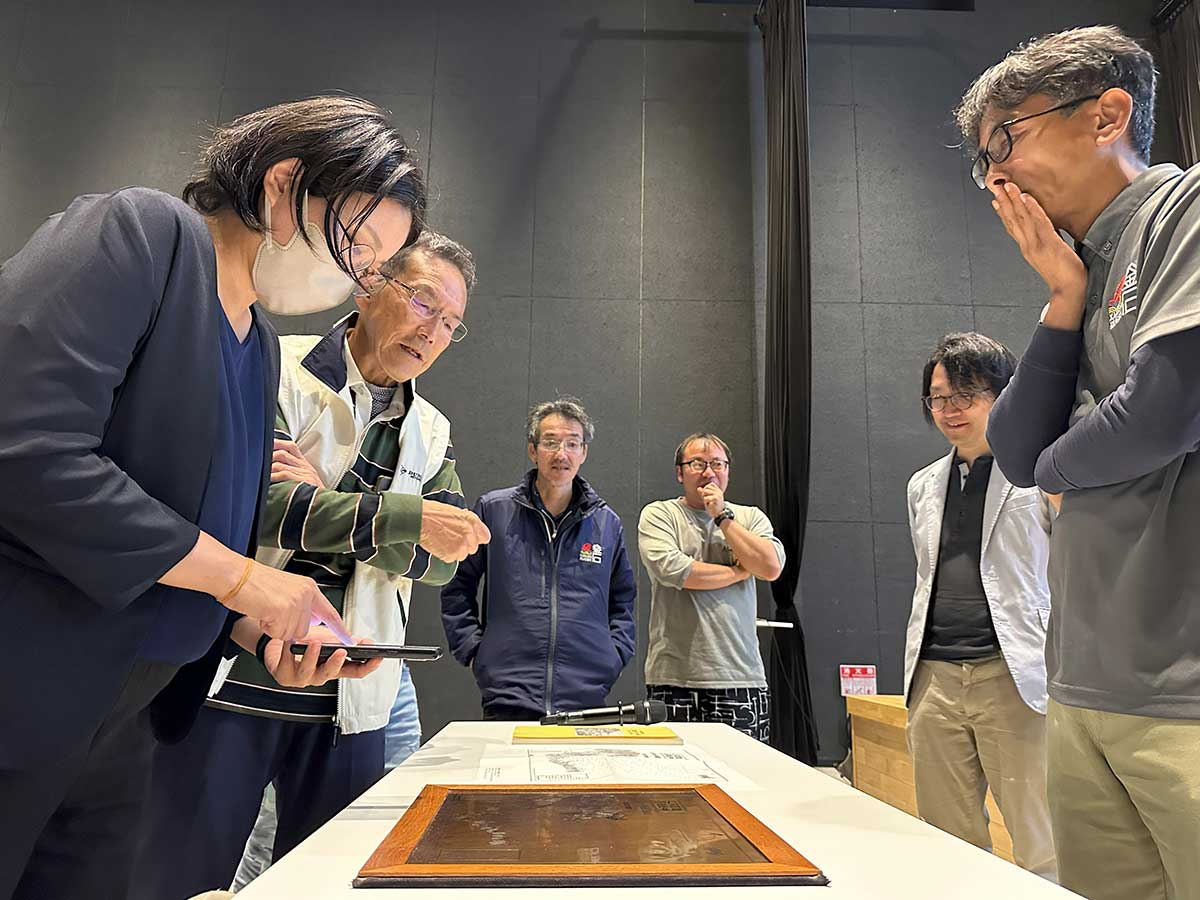 銅版レプリカを囲んだ参加者は感じたことを伝え合った