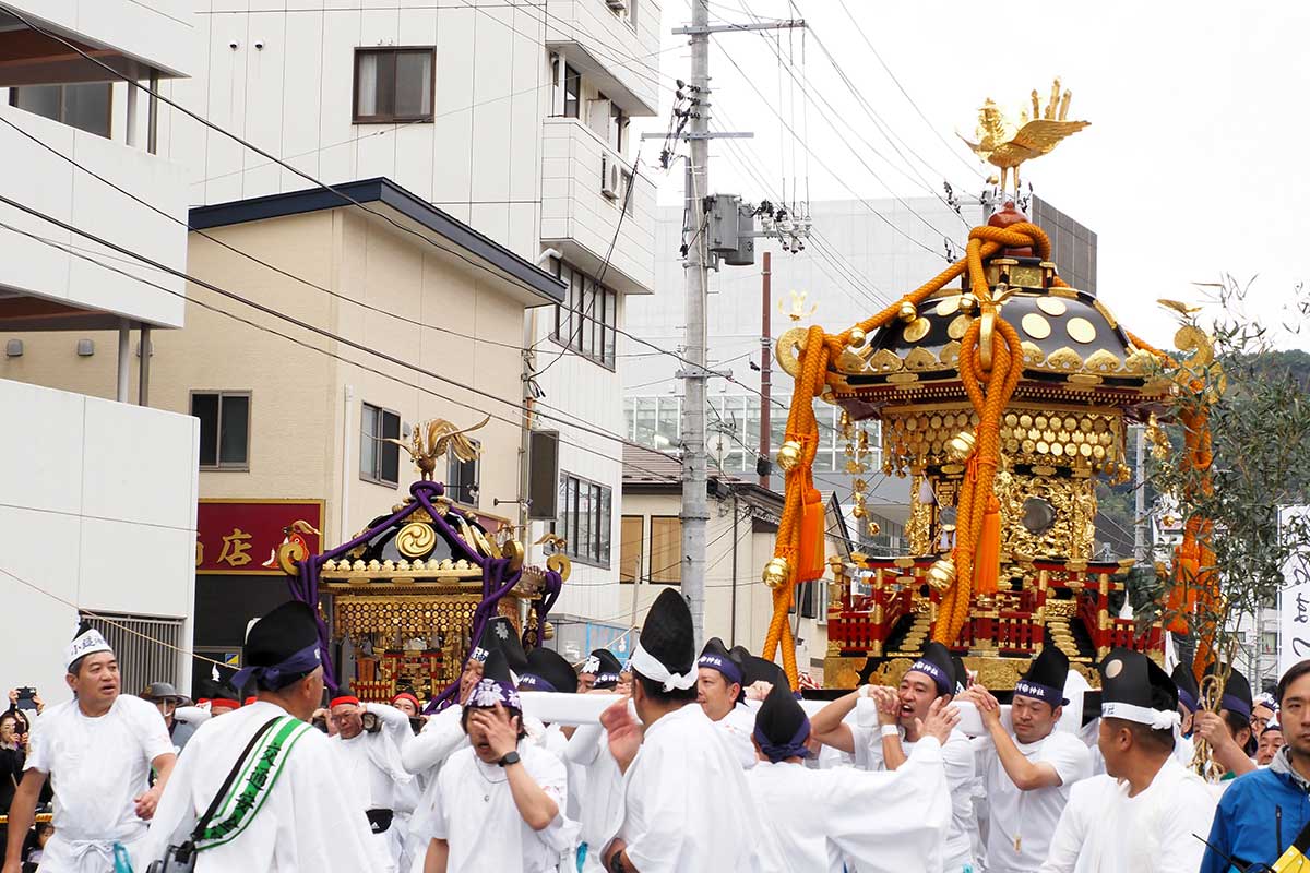 2基の神輿が市街地を練り歩く釜石まつり=19日