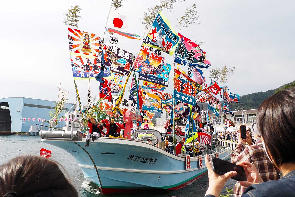 多くの見物人でにぎわう曳き船まつり=18日