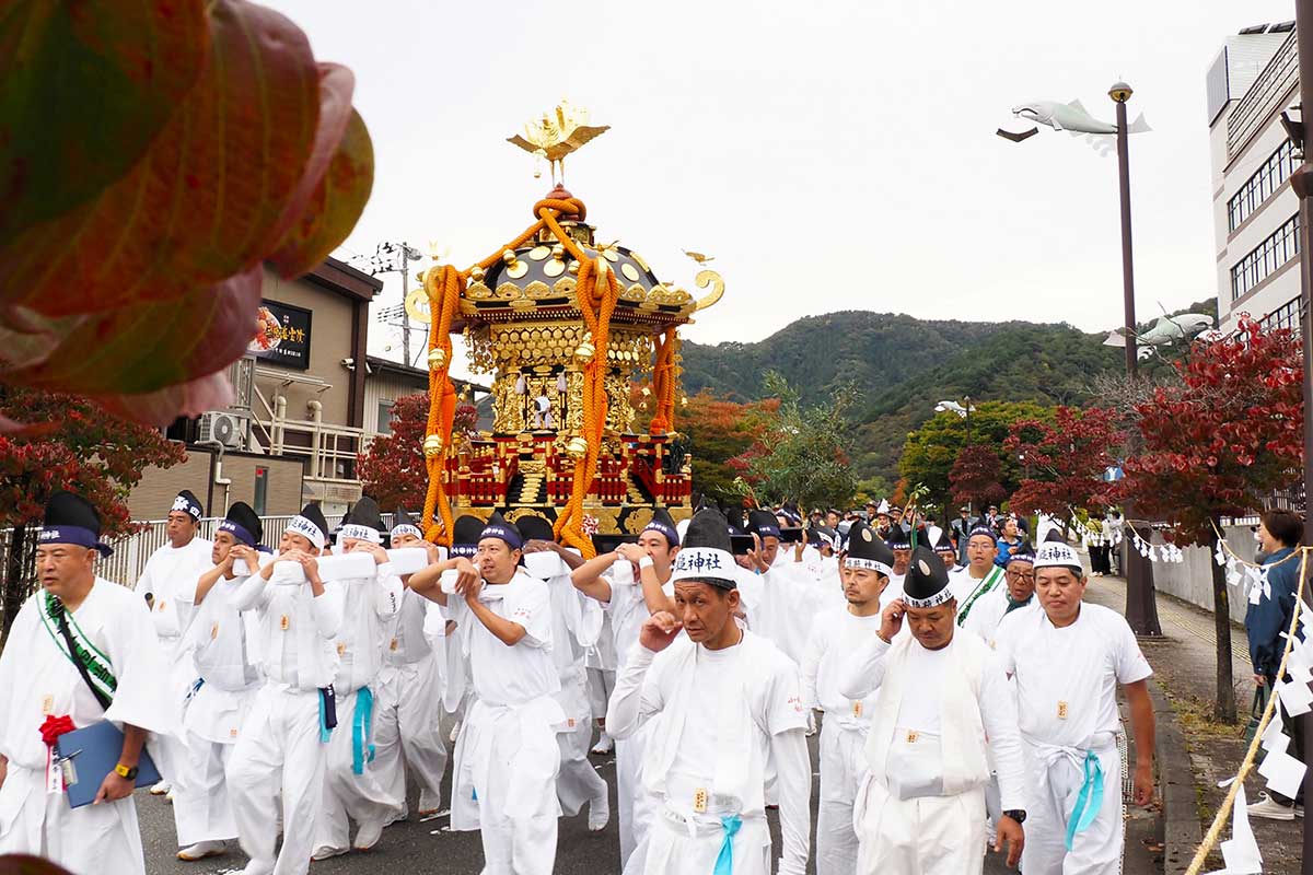 秋めく街中を練り歩く尾崎神社の六角大神輿=19日