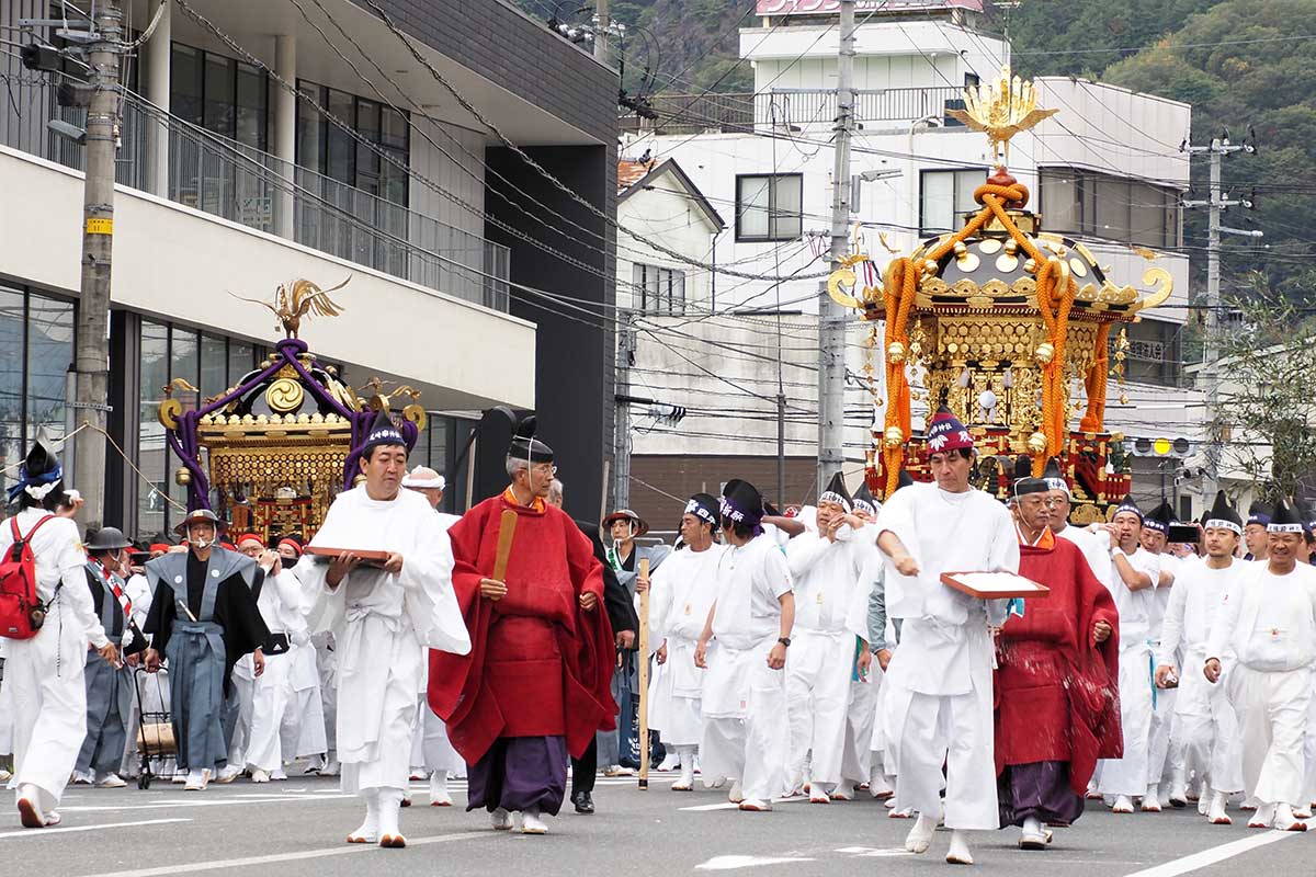 尾崎神社と日本製鉄山神社の神輿が並んで街を練る