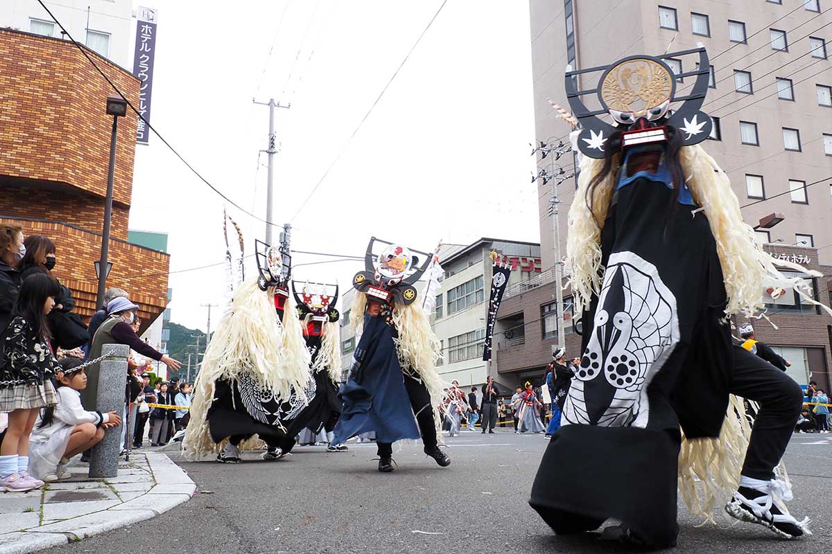 お祭り広場で鹿踊りなどの芸能が披露された