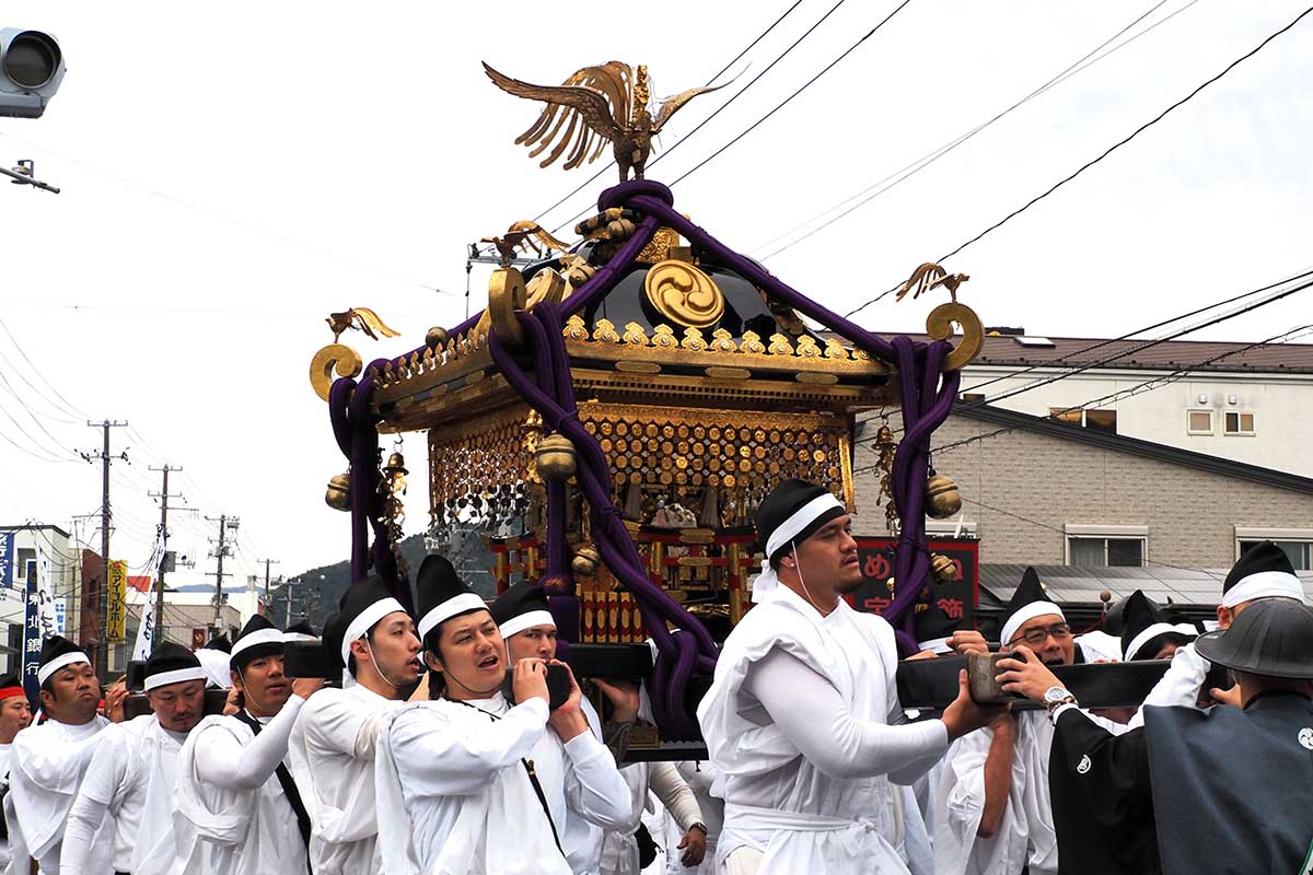 目抜き通りを練り歩く日本製鉄山神社の神輿