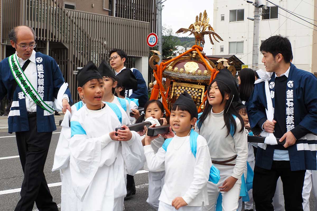 小さな神輿は製鉄所に勤める社員らの子どもが担ぎ手に