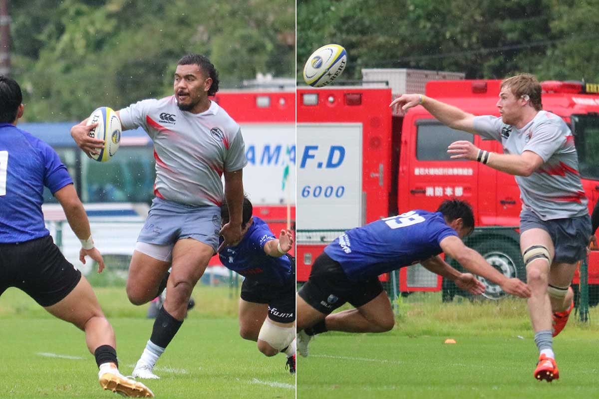 フランカー、アンガス・フレッチャー(右)からパスを受け敵陣に切り込むCTBパウラ・マヘ(左)