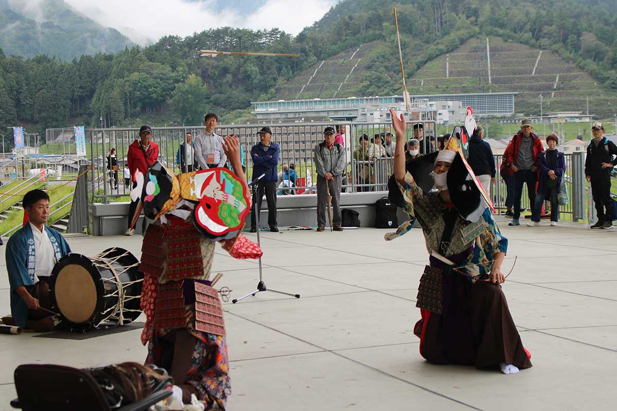 2階スタンドデッキで披露された花巻市の「上根子神楽」